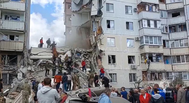 En esta imagen tomada de un video publicado por el servicio de prensa del Ministerio ruso de Emergencias el domingo 12 de mayo de 2024, trabajadores de emergencia rusos operan en el derrumbe parcial de un edificio de apartamentos que según las autoridades fue blanco de proyectiles ucranianos, en Belgorod, Rusia. (Servicio de prensa del Ministerio ruso de Emergencias via AP)