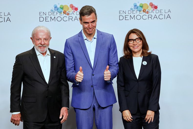 El presidente del gobierno de España, Pedro Sánchez (centro), posa para una foto con el presidente de Brasil, Luiz Inácio Lula da Silva, y su esposa, Rosangela Lula da Silva, en la reunión en Defensa de la Democracia, en Barcelona, España, el 18 de abril de 2026. (AP Foto/Joan Monfort)