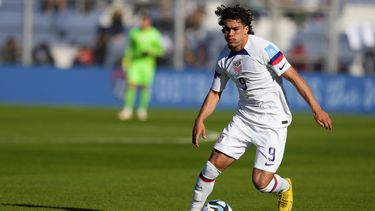 ARCHIVO - El estadounidense Cade Cowell controla el balón durante el partido contra Fiyi en el Mundial Sub20 en San Juan, Argentina, el martes 23 de mayo de 2023. (AP Foto/Natacha Pisarenko, archivo)