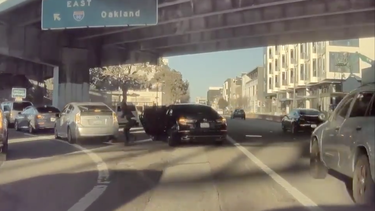 video: camara de un tesla capta un robo en plena carretera en san francisco
