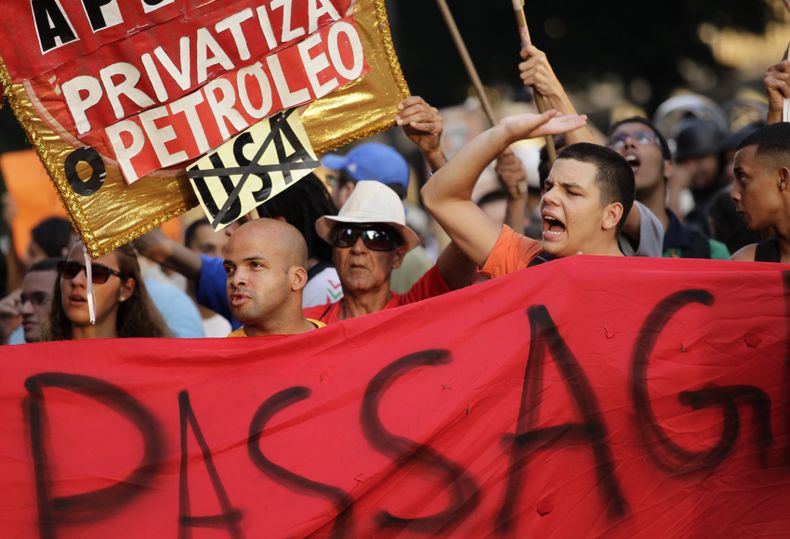 Manifestantes gritan consignas durante una protesta contra el incremento a la tarifa de autobuses en R&iacute;o de Janeiro, Brasil, el jueves 13 de febrero de 2014. (Foto AP/Silvia Izquierdo)