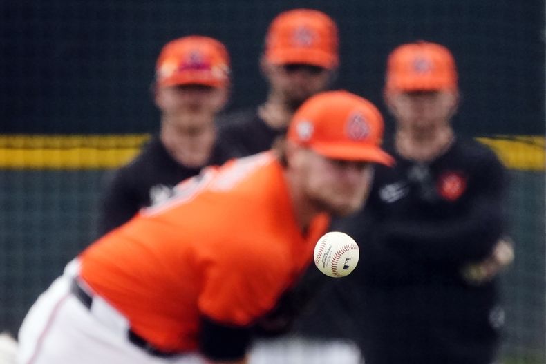 Corbin Burnes, de los Orioles de Baltimore, lanza en una práctica de pretemporada, el sábado 17 de febrero de 2024, en Sarasota Florida (AP Foto/Gerald Herbert)