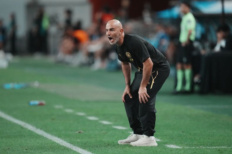 Enzo Maresca, técnico del Manchester City, da indicaciones durante un partido amistoso ante el Atlético de Madrid en Seúl, el domingo 9 de agosto de 2026 (AP Foto/Lee Jin-man)