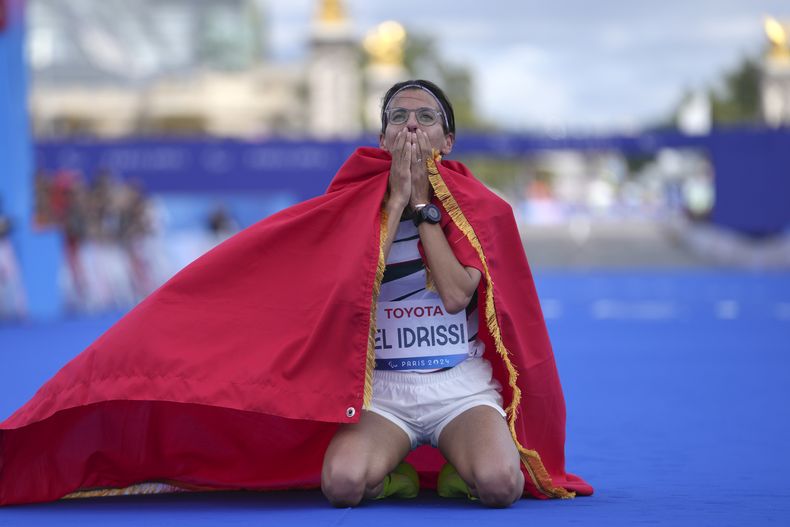 La marroquí Fatima Ezzahra El Idrissi celebra tras ganar el maratón femenina T12 de los Juegos Paraolímpicos de París, el domingo 8 de septiembre de 2024, en París. (AP Foto/Thibault Camus)