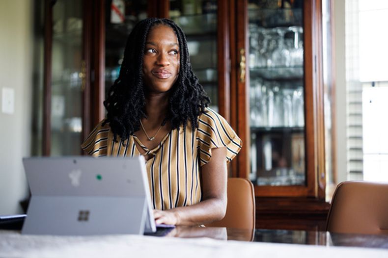 Faith Maeba, estudiante de la Universidad de la Mancomunidad de Virginia, posa para un retrato con su tableta en su casa el lunes 20 de julio de 2026, en Stafford, Virginia. (AP Foto/Moriah Ratner)