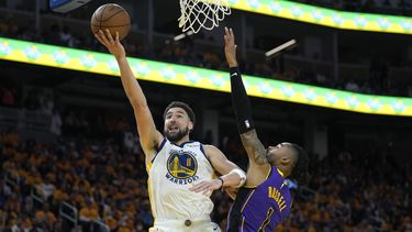 El escolta de los Warriors de Golden State Klay Thompson dispara ante la defensa del base de los Lakers de Los Ángeles DAngelo Russell, durante la segunda mitad del segundo juego de la semifinal de la Conferencia Oeste, el jueves 4 de mayo de 2023, en San Francisco. (AP Foto/Godofredo A. Vásquez)