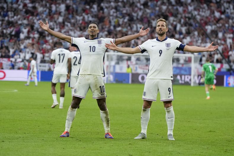 Jude Bellingham (izquierda) celebra su gol junto a Harry Kane en la victoria 2-1 ante Eslovaquia en los octavos de final de la Euro 2024, el domingo 30 de junio de 2024, en Gelsenkirchen, Alemania. (AP Foto/Matthias Schrader)