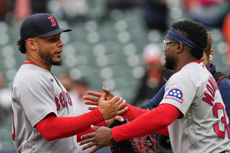 El primera base de los Medias Rojas de Boston Willson Contreras celebra la victoria de su equipo con el campocorto Andruw Monasterio ante los Orioles de Baltimore el sábado 25 de abril del 2026. (AP Foto/Stephanie Scarbrough)
