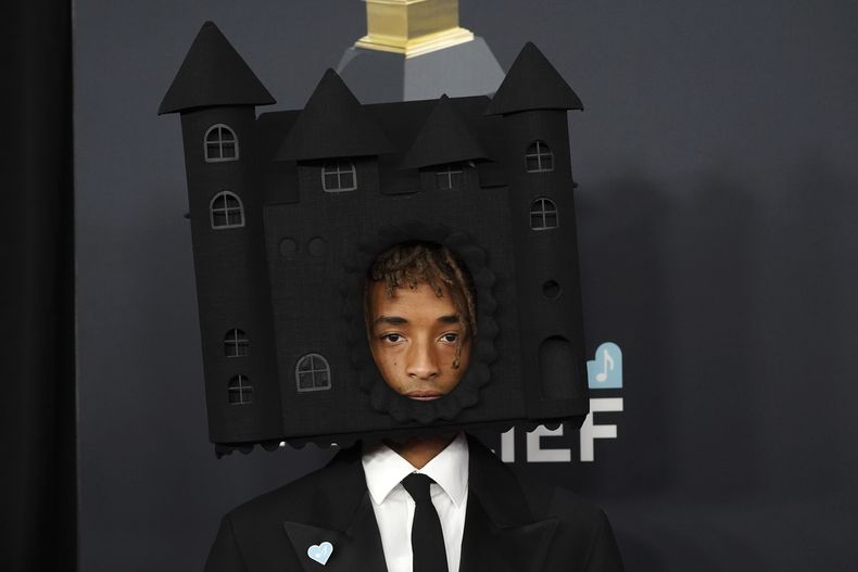 Jaden Smith llega a la 67ª entrega anual de los Grammy el domingo 2 de febrero de 2025 en Los Ángeles. (Foto Jordan Strauss/Invision/AP)