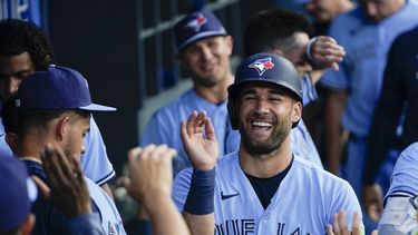 Kevin Kiermaier, de los Azulejos de Toronto, recibe la felicitación de sus compañeros en la banca tras anotar en un jonrón de dos carreras de Bo Bichette en el tercer inning del juego de la MLB que enfrentó a su equipo con los Dodgers de Los Ángeles, el 25 de julio de 2023, en Los Ángeles. (AP Foto/Ryan Sun)