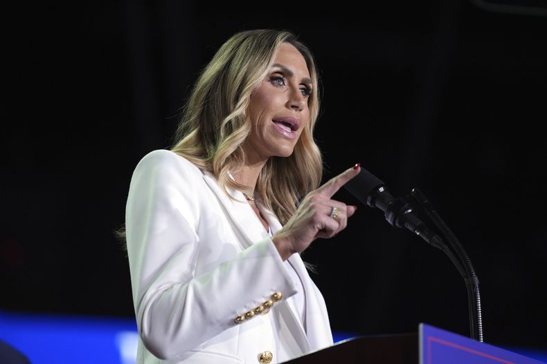 ARCHIVO - Lara Trump, copresidenta del Comité Nacional Republicano, habla en un acto de campaña del entonces candidato presidencial republicano Donald Trump en la Arena Van Andel, el 5 de noviembre de 2024, en Grand Rapids, Michigan. (AP Foto/Evan Vucci, archivo)
