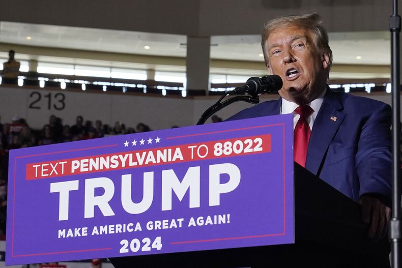 ARCHIVO - El aspirante a la candidatura republicana y expresidente Donald Trump habla en un acto de campaña, 29 de julio de 2023, en Erie, Pennsylvania. Trump comparece el jueves 3 de agosto de 2023 ante un juez federal para responder a cargos de que intentó anular los resultados de la elección presidencial de 2020. (AP Foto/Sue Ogrocki, File)