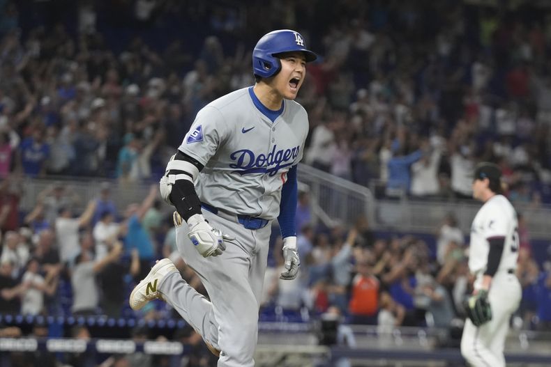 Shohei Ohtani de los Dodgers de Los Ángeles reacciona tras batear su 50mo jonrón en la séptima entrada del encuentro ente los Marlins de Miami el jueves 19 de septiembre del 2024. (AP Foto/Marta Lavandier)