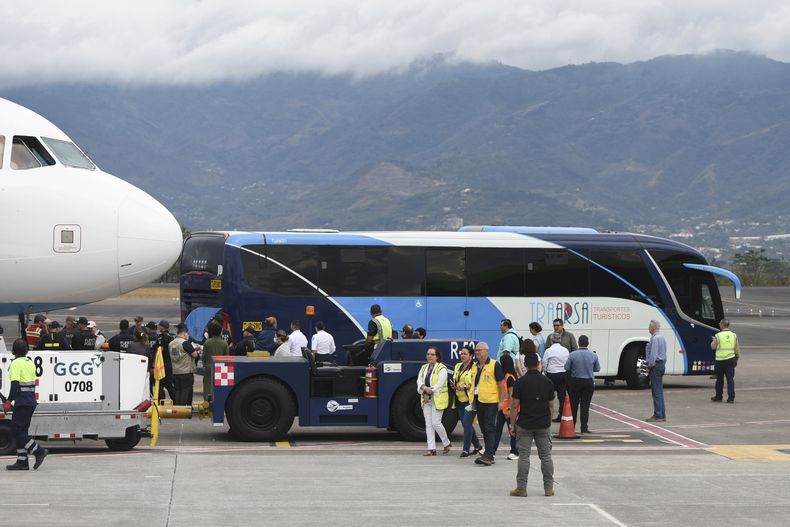 ARCHIVO - Un autobús con migrantes de Asia Central e India, deportados desde Estados Unidos, a su llegada al aeropuerto internacional Juan Santamaría en San José, Costa Rica, el 20 de febrero de 2025. (AP Foto/José Díaz, Archivo)
