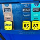 El precio por galón se muestra en una pantalla electrónica sobre los tipos de gasolina disponibles en un surtidor de una gasolinera Exxon en Littleton, Colorado, el martes 12 de mayo de 2026. (AP Foto/David Zalubowski)