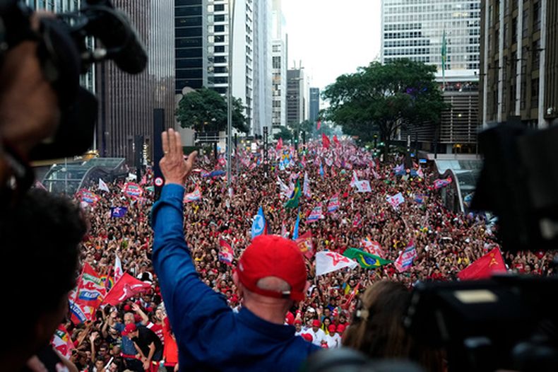 El presidente de Brasil, Luiz Inácio Lula da Silva, quien busca la reelección, saluda a sus simpatizantes durante su cierre de campaña antes del balotaje, el sábado 24 de octubre de 2026, en Sao Paulo. (AP Foto/Natacha Pisarenko)