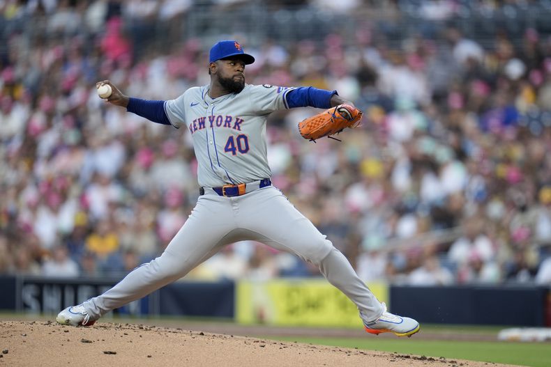 El dominicano Luis Severino, lanzador de los Mets de Nueva York, labora en el juego ante los Padres de San Diego, el jueves 22 de agosto de 2024 (AP Foto/Gregory Bull)