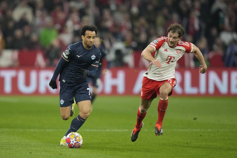 Felipe Anderson de la Lazio corre con el balón superando a Leon Goretzka del Bayern Munich en el encuentro de octavos de final de la Liga de Campeones el martes 5 de marzo del 2024. (AP Foto/Matthias Schrader)