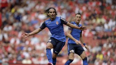americateve | El jugador del M&oacute;naco, Radamel Falcao, realiza una jugada en un partido contra Valencia por la Copa Emirates el s&aacute;bado, 2 de agosto de 2014, en Londres.  (AP Photo/Matt Dunham)