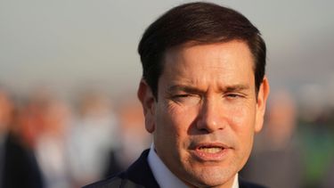 El secretario de Estado de Estados Unidos, Marco Rubio, habla a la prensa antes de abordar un avión en el aeropuerto internacional Eleftherios Venizelos cerca de Atenas, Grecia, el jueves 8 de octubre de 2026. (AP Foto/Mark Schiefelbein, Pool)