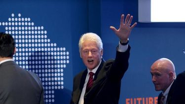 americateve | El contratista, en prisión por crear una red en Internet fuera del control gubernamental. Cuba aboga por un cambio por los tres cubanos presos por actividades de inteligencia. Hillary Clinton ya propuso desde la Secretaría de Estado el fin del aislamiento