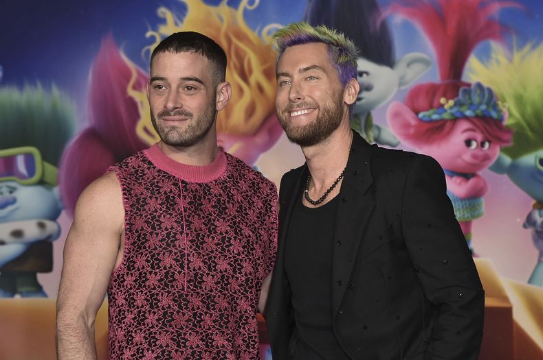 Michael Turchin, izquierda, y Lance Bass llegan al estreno de Trolls Band Together el miércoles 15 de noviembre de 2023 en el Teatro Chino TCL en Los Angeles. (Foto Richard Shotwell/Invision/AP)