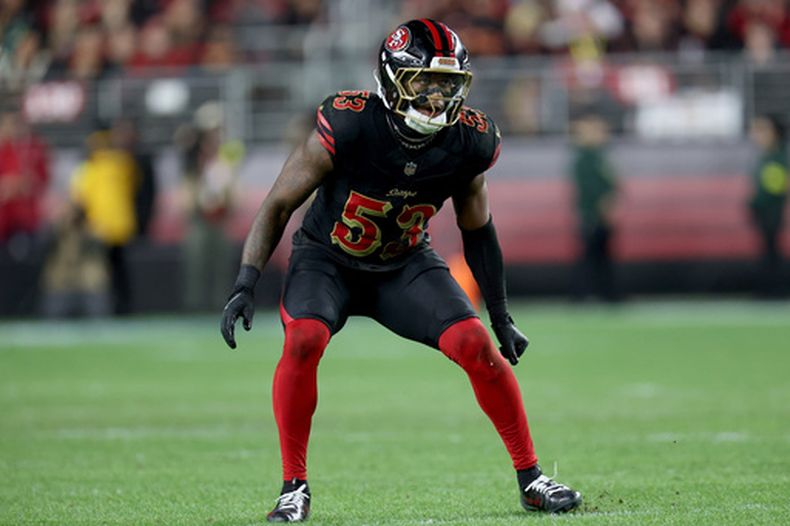 ARCHIVO - El linebacker de los 49ers de San Francisco, Dee Winters (53), defiende durante un partido de fútbol americano de la NFL contra los Seahawks de Seattle, el 3 de enero de 2026, en Santa Clara, California. (AP Foto/Scot Tucker, archivo)
