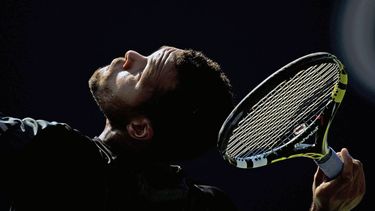 americateve | El franc&eacute;s Jo-Wilfried Tsonga realiza su saque ante el b&uacute;lgaro Grigor Dimitrov en una semifinal del Masters de Toronto, el s&aacute;bado 9 de agosto de 2014 (AP Foto/The Canadian Press, Nathan Denette)