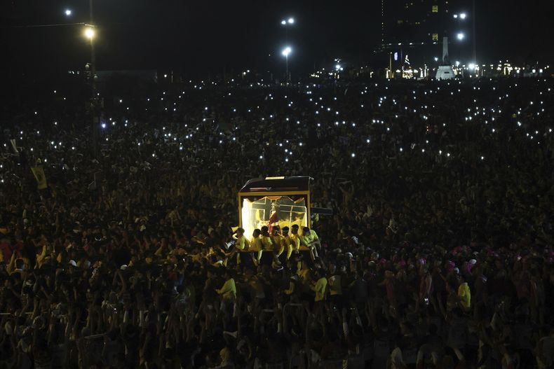 Devotos sacan en procesión una imagen de Jesús Nazareno, en una urna de cristal, en Manila, Filipinas, el 9 de enero de 2025. (AP Foto/Basilio Sepe)