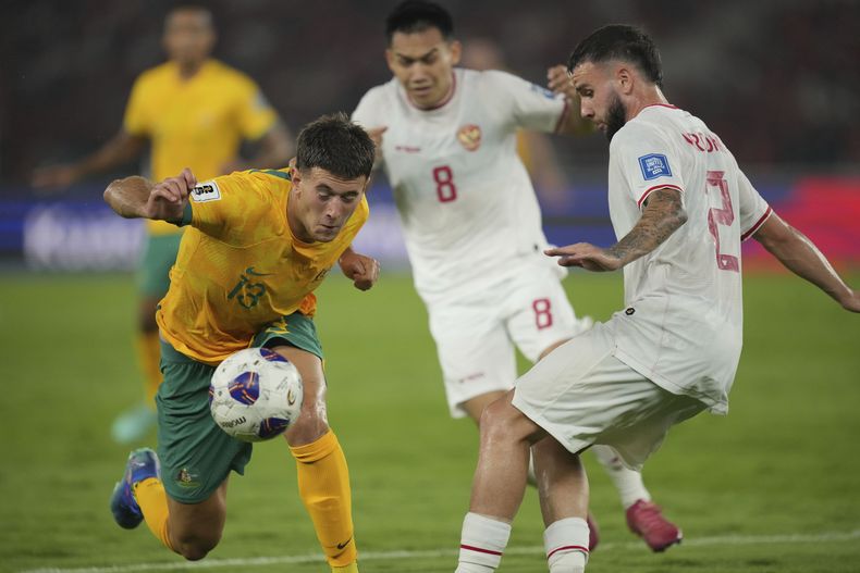 El australiano Alessandro Circati (izquierda) pugna el balón con el indonesio Calvin Verdonk en el partido por las eliminatorias de Asia para el Mundial de 2026, el martes 10 de septiembre de 2024, en Yakarta. (AP Foto/Achmad Ibrahim)