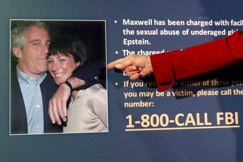 ARCHIVO — Fiscales anuncian cargos contra Ghislaine Maxwell por su presunto papel en la explotación y abuso sexual de varias menores de edad por parte de su exnovio Jeffrey Epstein, el 2 de julio de 2020, en Nueva York. (AP Foto/John Minchillo, Archivo)