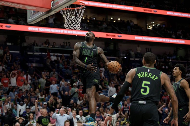 Zion Williamson (1), alero de los Pelicans de Nueva Orleans, se alista para retacar el balón ante los Raptors de Toronto durante la segunda mitad del juego de baloncesto de la NBA, el miércoles 11 de marzo de 2026, en Nueva Orleans. (AP Foto/Matthew Hinton)