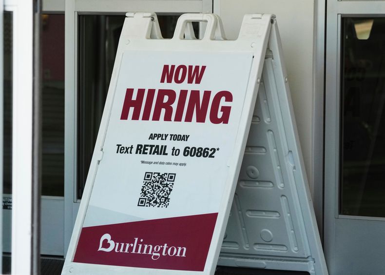 Un negocio avisa que busca personal en Schaumburg, Illinois, el 18 de septiembre del 2025. (AP foto/Nam Y. Huh)