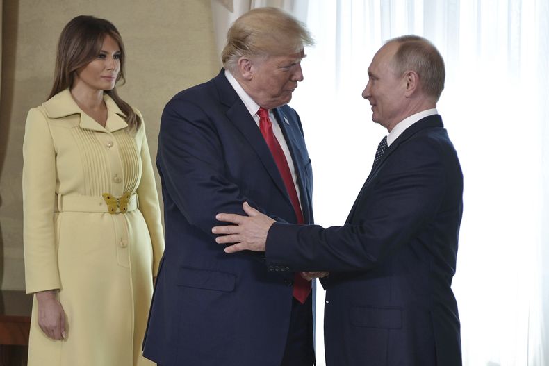 ARCHIVO - La primera dama Melania Trump observa mientras el presidente estadounidense Donald Trump y el mandatario ruso Vladímir Putin se saludan en el Palacio Presidencial de Helsinki, Finlandia, el 16 de julio de 2018, previo a una reunión entre ambos dirigentes. (Alexei Nikolsky, Sputnik, Kremlin Pool Photo vía AP)