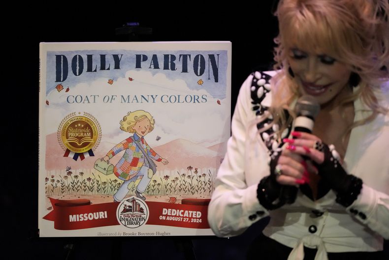 Dolly Parton se dirige a los asistentes a un evento para celebrar la expansión de su programa Imagination Library en todo el estado de Missouri, el martes 27 de agosto de 2024, en Kansas City, Missouri. (Foto AP/Charlie Riedel)