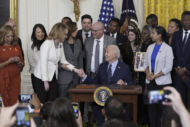 La exrepresentante Gabby Giffords habla con el presidente Joe Biden sobre la violencia armada en Estados Unidos, durante un evento con la vicepresidenta Kamala Harris y otras personas en la Sala Este de la Casa Blanca en Washington, el jueves 26 de septiembre de 2024. (Foto AP/Susan Walsh)