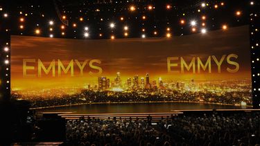 ARCHIVO - Una vista del escenario en la 71a entrega de los Premios Emmy en Los Ángeles el 22 de septiembre de 2019. La 75a edición de los Premios Emmy se pospuso debido a las huelgas de actores y guionistas en Hollywood. (Foto Chris Pizzello/Invision/AP, archivo)