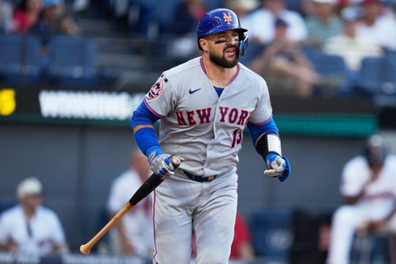 El venezolano Luis Torrens, de los Mets de Nueva York, comienza el trote tras conectar un jonrón ante los Guardianes de Cleveland, el martes 4 de agosto de 2026 (AP Foto/Sue Ogrocki)