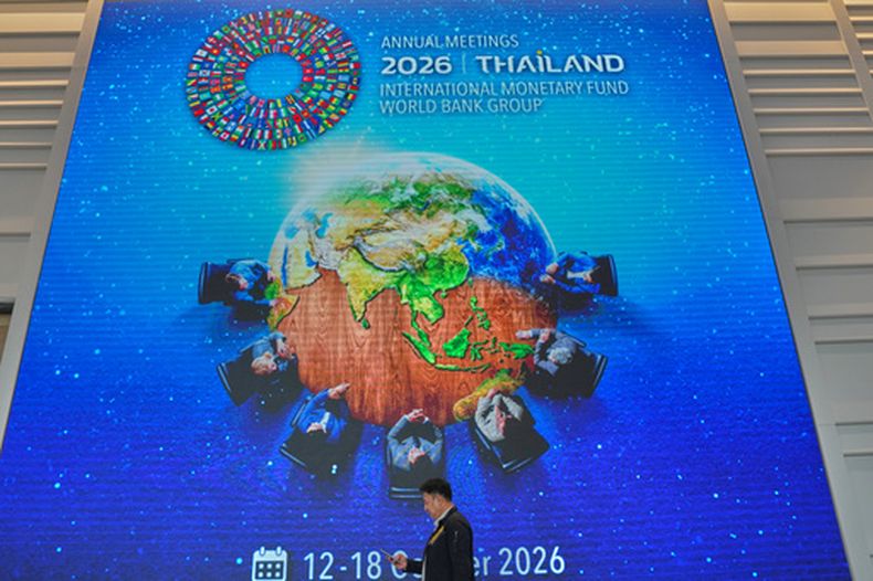 Un hombre pasa junto a una pantalla en el Centro Nacional de Convenciones Reina Sirikit antes de la reunión anual del Fondo Monetario Internacional (FMI) y el Banco Mundial en Bangkok, Tailandia, el viernes 9 de octubre de 2026. (AP Foto/Sakchai Lalit)