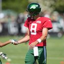 Aaron Rodgers, derecha, quarterback de los Jets de Nueva York, saluda a un niño durante la sesión de entrenamiento del equipo en las instalaciones del equipo en Florham Park, Nueva Jersey, el domingo 30 de julio de 2023. (AP Foto/Seth Wenig)