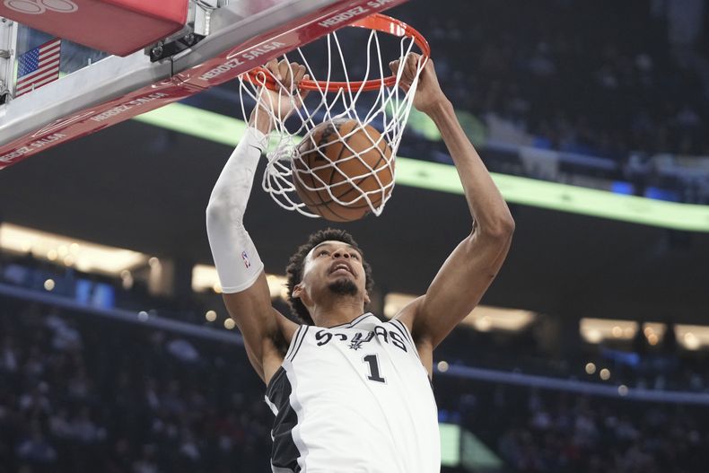 El jugador de los Spurs de San Antonio Victor Wembanyama encesta un mate en la primera parte del partido de la NBA que enfrentó a su equipo con los Clippers de Los Ángeles, el 4 de noviembre de 2024, en Inglewood, California. (AP Foto/Mark J. Terrill)