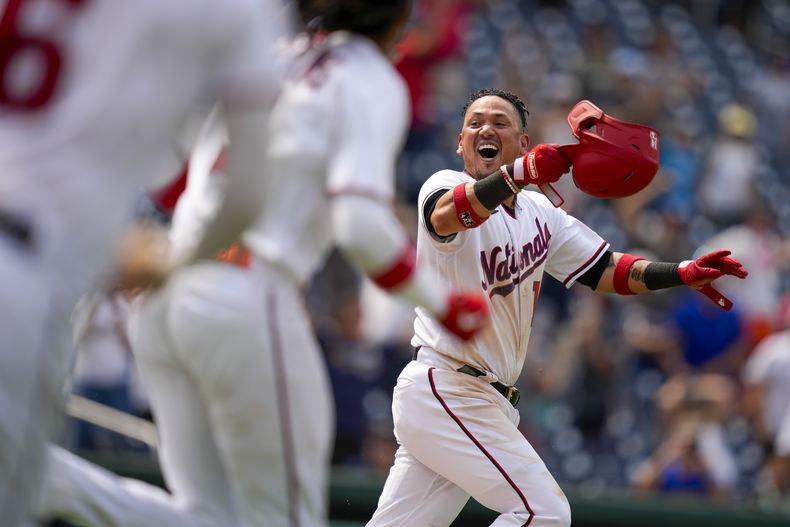 Ildemaro Vargas de los Nacionales de Washington celebra tras anotar la carrera de la victoria ante los Cerveceros de Milwaukee, el miércoles 2 de agosto de 2023, en Washington. (AP Foto/Alex Brandon)