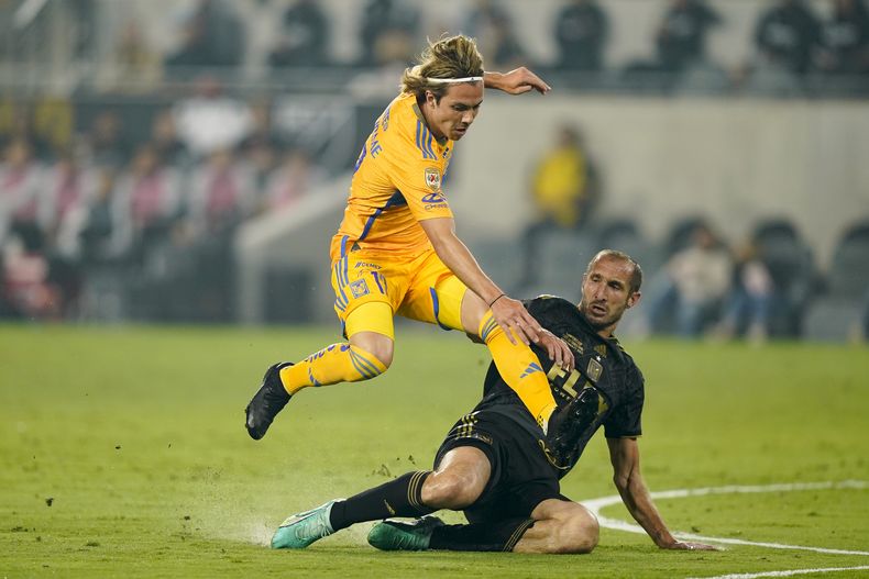 El italiano Giorgio Chiellini, de Los Angeles FC, comete una falta sobre Francisco Córdova, de Tigres, en el partido de la Campeones Cup, disputado el miércoles 27 de septiembre de 2023 (AP Foto/Ryan Sun)
