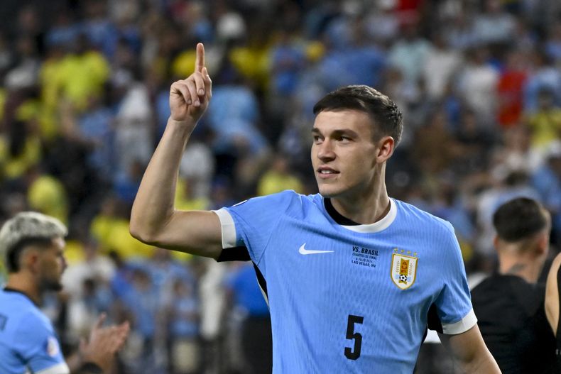 ARCHIVO - El uruguayo Manuel Ugarte celebra tras derrotar a Brasil en la tanda de penales durante un partido de cuartos de final de la Copa América en Las Vegas, el 6 de julio de 2024. (AP Foto/David Becker, Archivo)