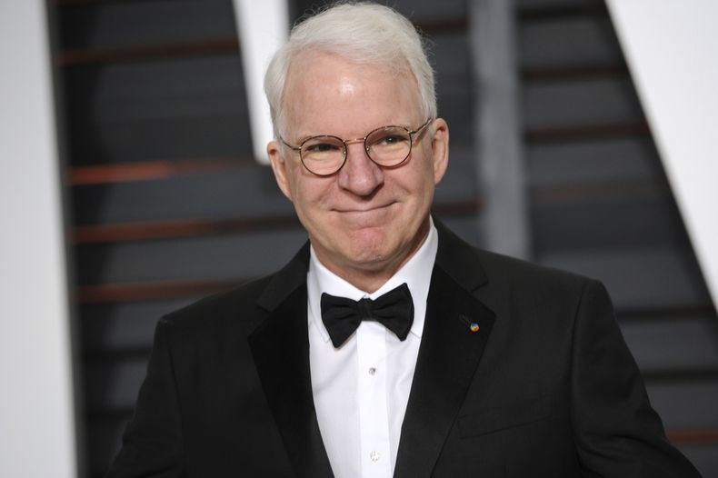ARCHIVO - Steve Martin llega a la fiesta de los Oscar de Vanity Fair 2015 el 22 de febrero de 2015 en Beverly Hills, California. Martin retratado en el documental Steve! (Martin) a Documentary in 2 Pieces. (Foto Evan Agostini/Invision/AP, archivo)