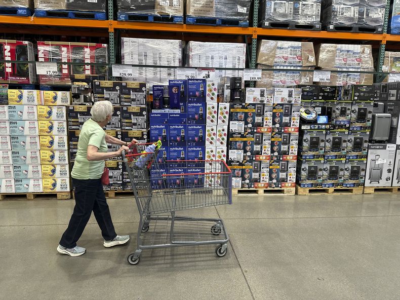 Una compradora revisa bienes en exhibición en un almacén de Costco el miércoles 21 de mayo de 2025, en Lone Tree, Colorado. (AP Foto/David Zalubowski)