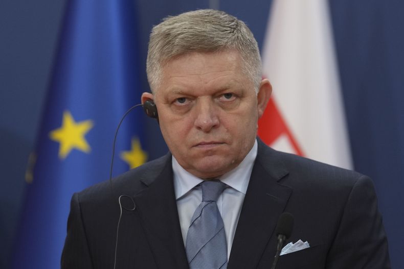 El primer ministro de Eslovaquia, Robert Fico, durante una conferencia de prensa el jueves 21 de noviembre de 2024, en Belgrado, Serbia. (AP Foto/Darko Vojinovic, Archivo)