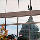 La cúpula del Capitolio a través de las ventanas de un edificio, el martes 4 de noviembre de 2025, en Washington. (AP Foto/Allison Robbert)