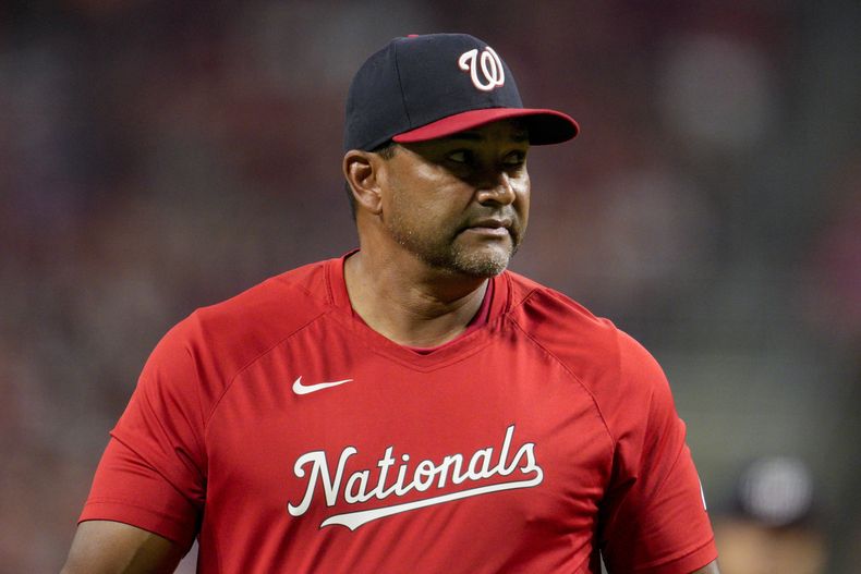 El mánager de los Nacionales de Washington Dave Martinez durante el juego ante los Rojos de Cincinnati, el viernes 4 de agosto de 2023, en Cincinnati. (AP Foto/Jeff Dean)