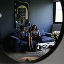 Las gemelas, Valeria, derecha, y Valentina, del dúo colombiano Vale, durante una entrevista en la Ciudad de México el miércoles 26 de abril de 2023. Vale reveló las inspiraciones de su álbum debut “A contraluz, el cual incluye canciones compuestas durante su adolescencia y otras creadas en colaboración con otros artistas, incluyendo el legendario Elvis Costello. (Foto AP/Fernando Llano)